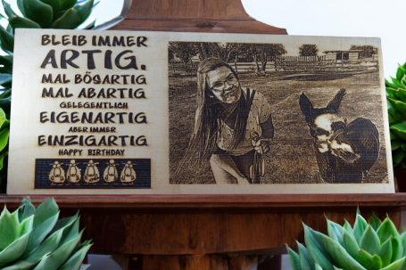 Schild mit der Aufschrift „Bleib immer artig“ und einem Bild von einem Kind und einem Pferd.